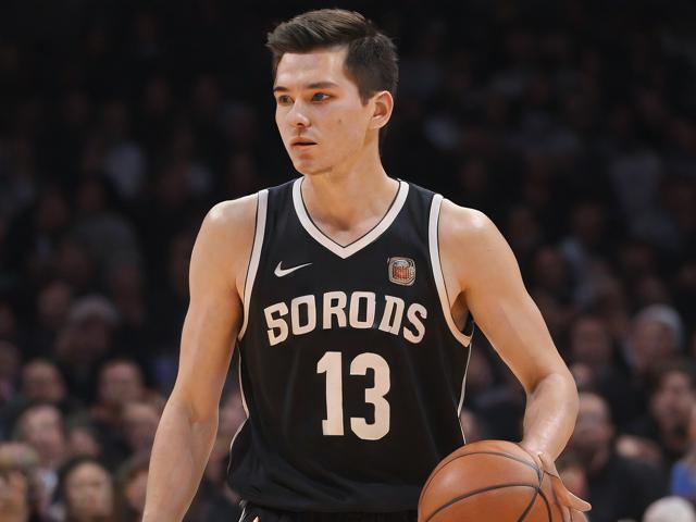开云体育_ NBA季后赛首轮：强队与黑马的精彩对决，nba赛程开拓者赛程表